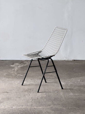 Krzesło siatkowe Henryka Sztaby w wersji biało-czarnej