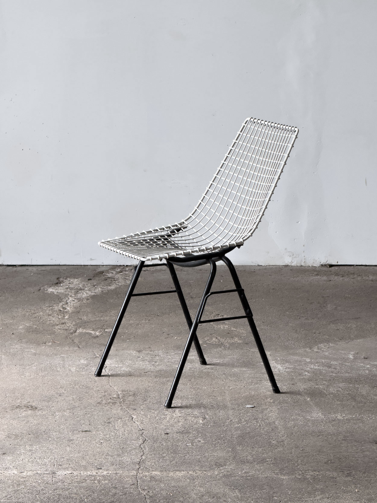 Krzesło siatkowe Henryka Sztaby w wersji biało-czarnej