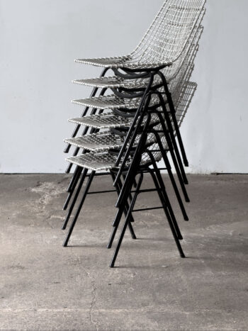 Sztaplowane krzesła siatkowe z lat 60. – stalowa konstrukcja