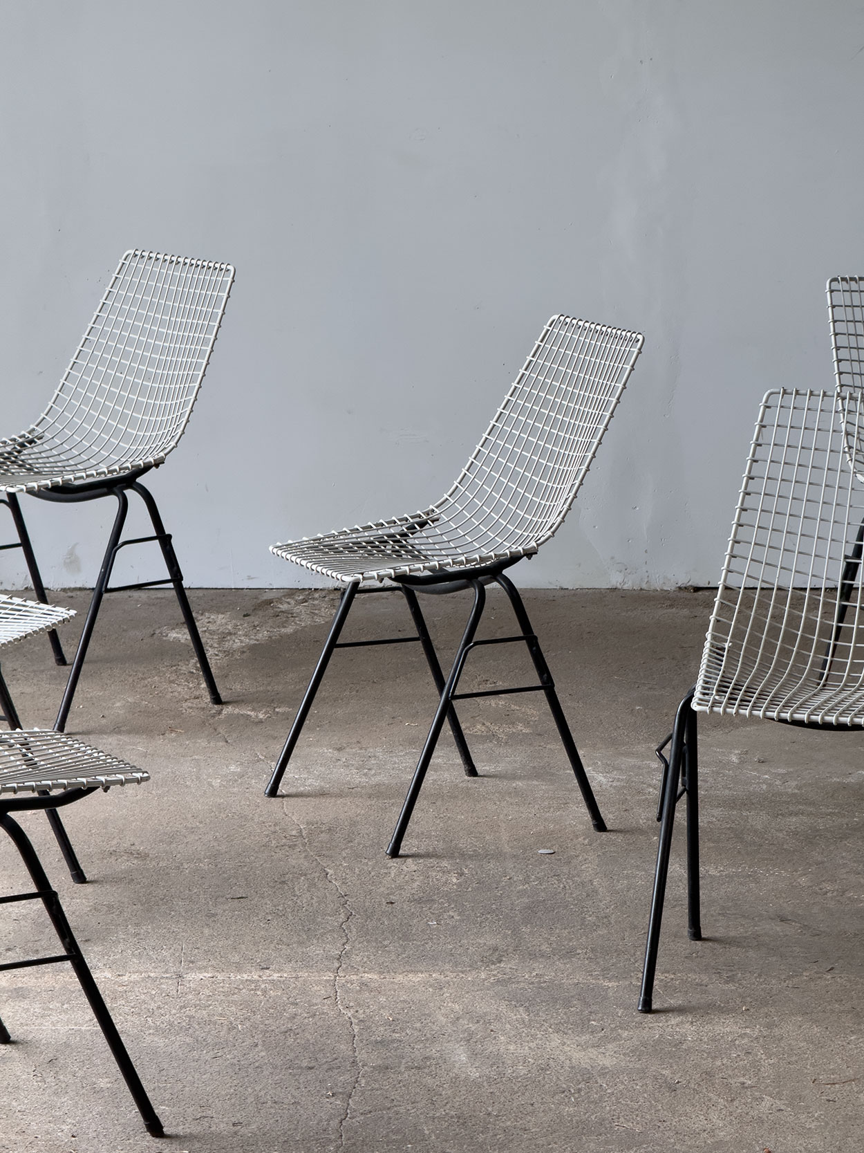 Cztery krzesła siatkowe Henryka Sztaby w klasycznej kolorystyce