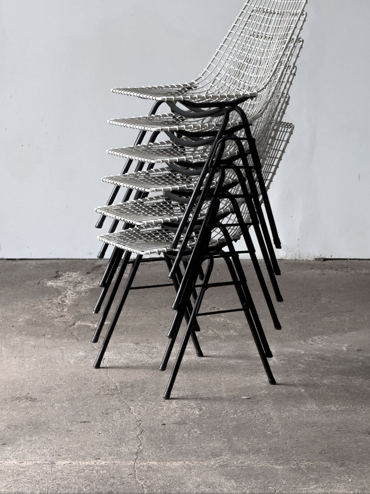Sztaplowane krzesła siatkowe z lat 60. – stalowa konstrukcja