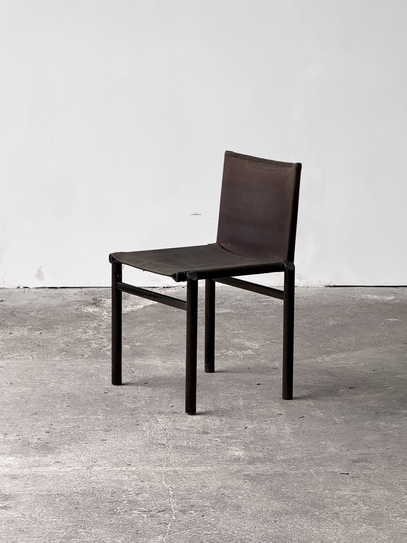 Widok boczny krzesła Mastro z czarną stalową ramą i lnianą tapicerką, projekt Afra i Tobia Scarpa, 1980.