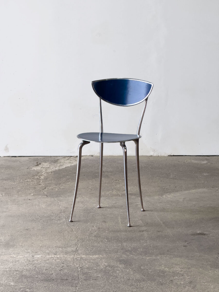 Krzesło aluminiowe z niebieską tapicerką, prod. Arper, Włochy, lata 90