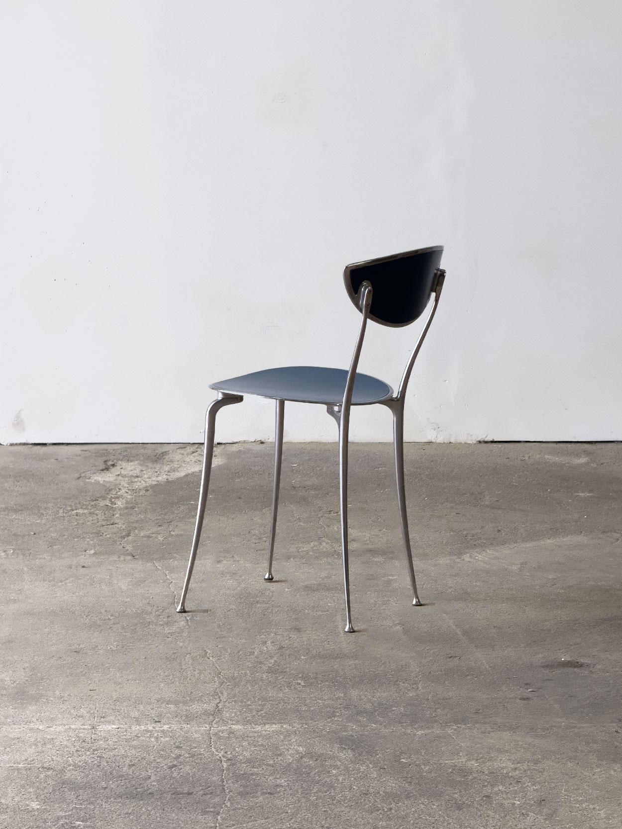 Krzesło aluminiowe z niebieską tapicerką, prod. Arper, Włochy, lata 90