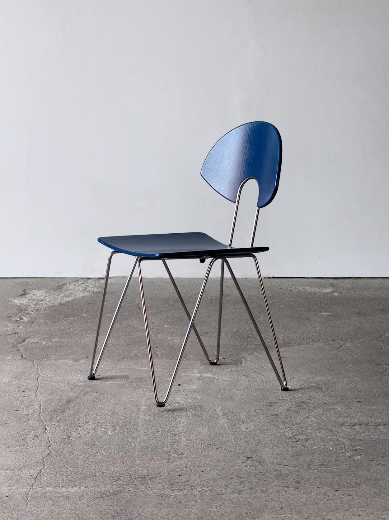 Krzesło Mikado 1800 widziane z boku, projekt Walter Leeman, lata 90.