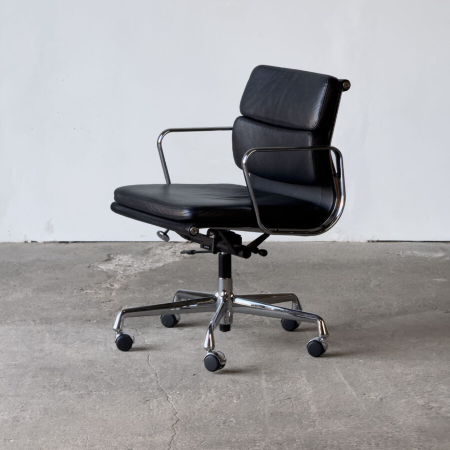 Krzesło Soft Pad EA 216, proj. Charles & Ray Eames, Vitra, widok ogólny