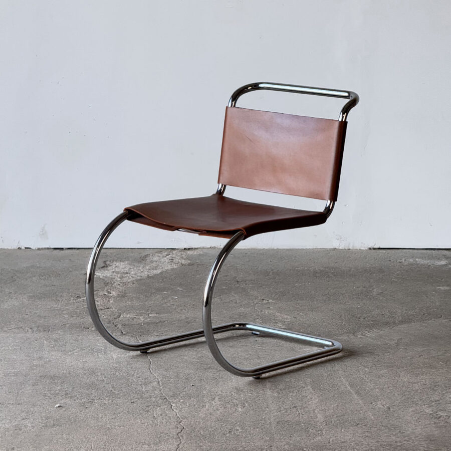 Krzesło MR 10, proj. Mies van der Rohe, chromowana stal i skórzane siedzisko