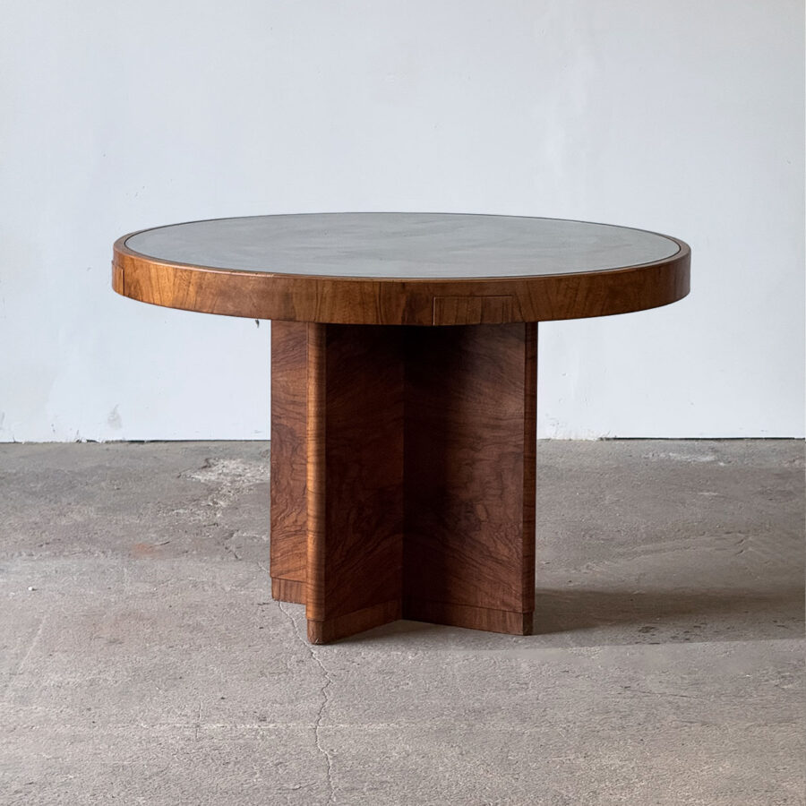 Okrągły stół secesyjny, Czechy, lata 20.–30., fornir orzechowy, szklany blat