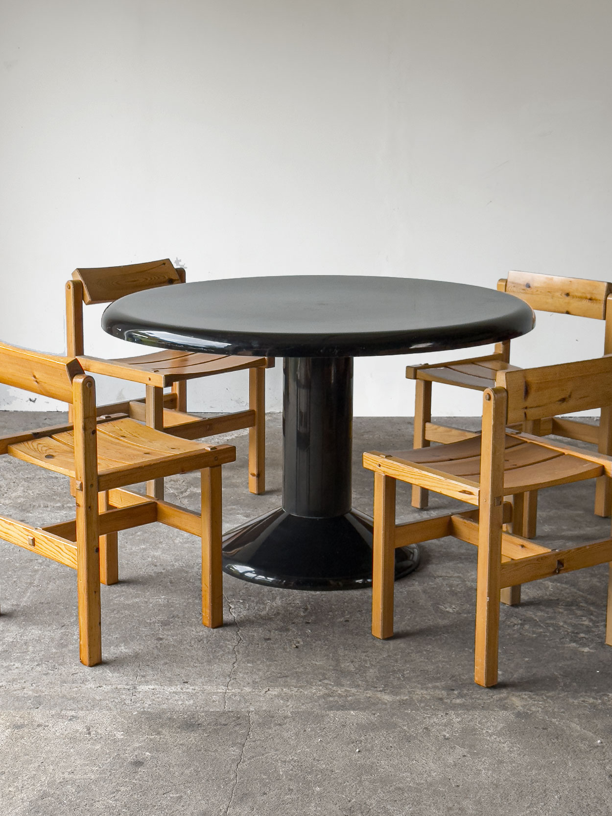 Stół Tessera 120 z krzesłami autorstwa Edvina Hesetha