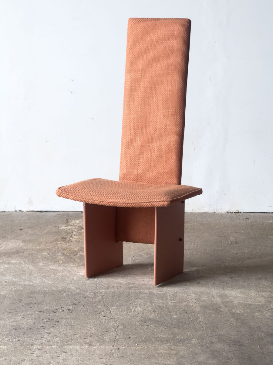 Różowe krzesło Rennie, proj. Kazuhide Takahama