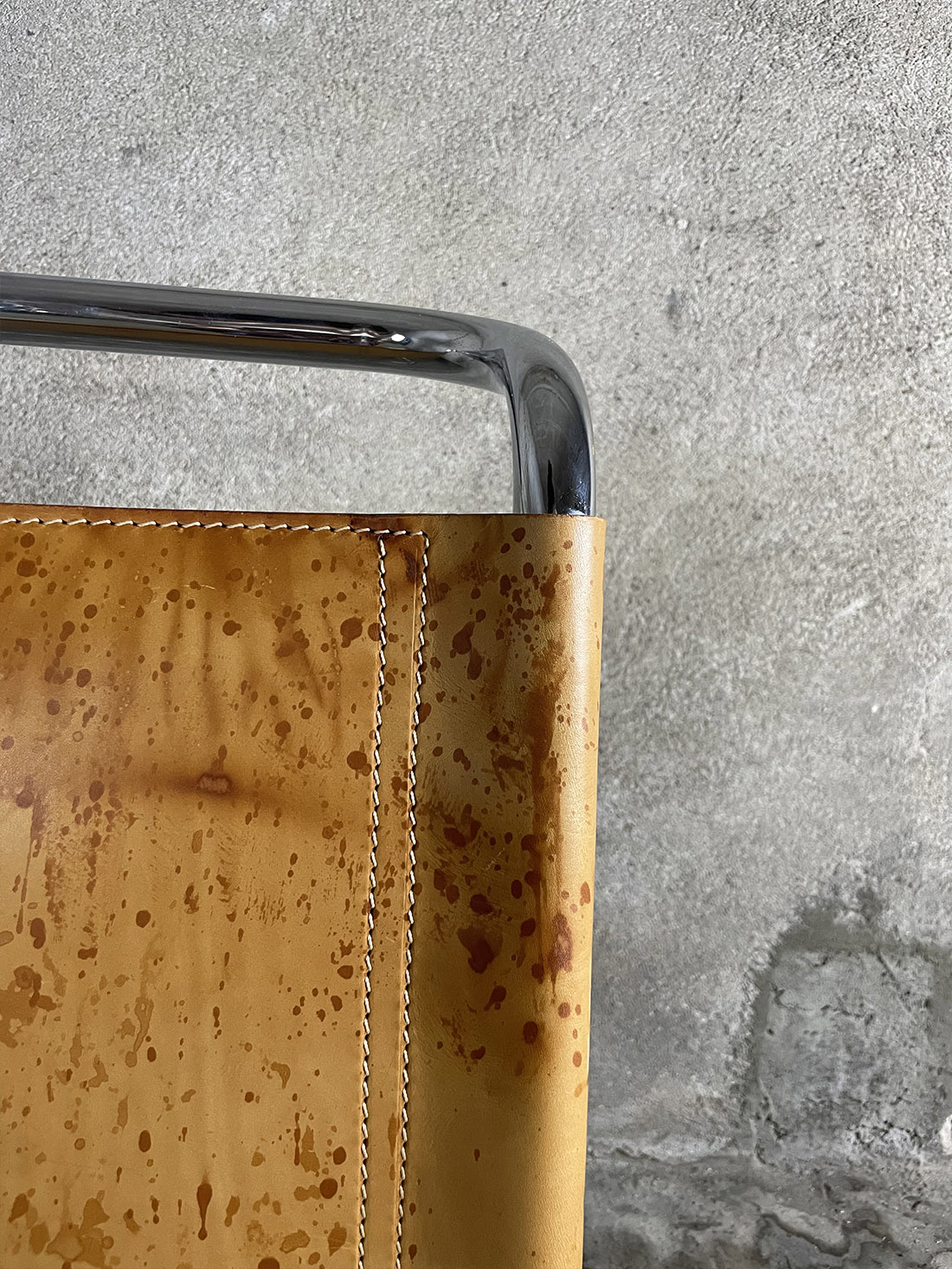 MR 10, Mies van der rohe, brązowe krzeslarz plamy 2′