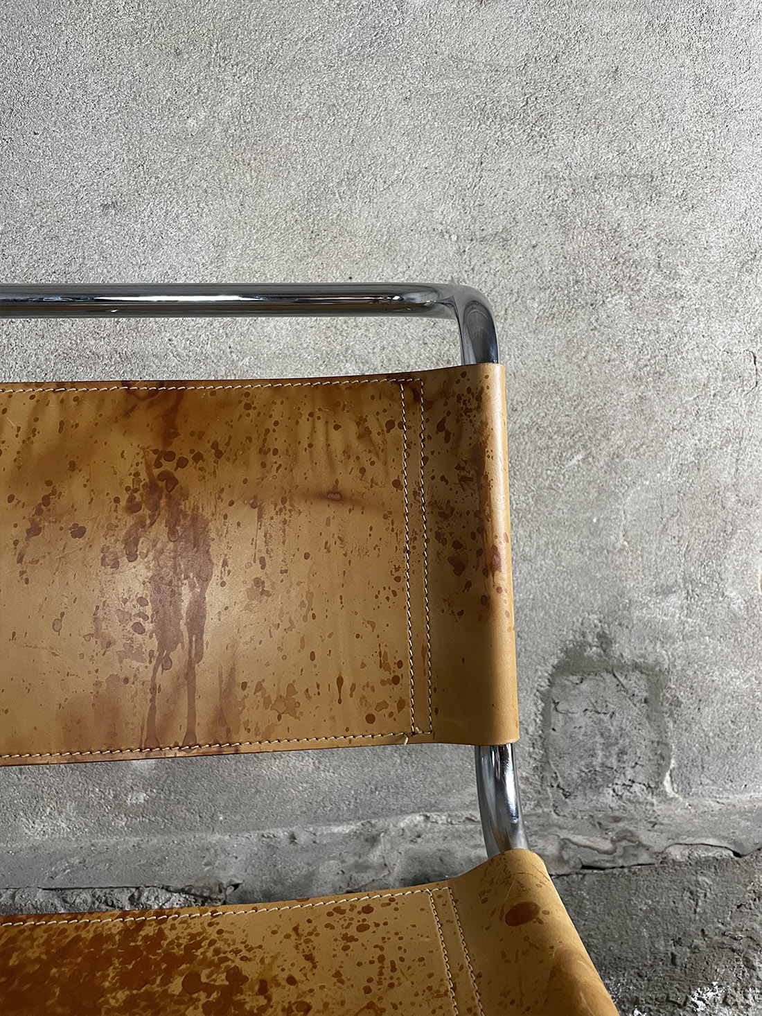 MR 10, Mies van der rohe, brązowe krzeslarz plamy