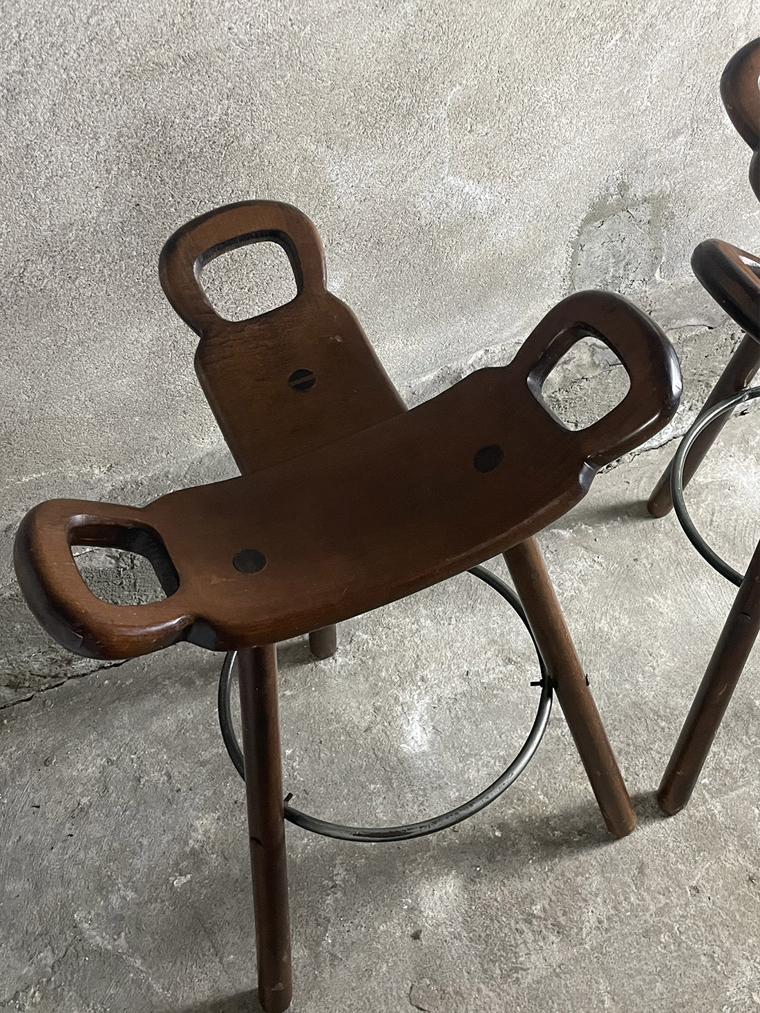 Stołki Marbella Brutalistyczne vintage warszawa krzeslarz detale organiczne