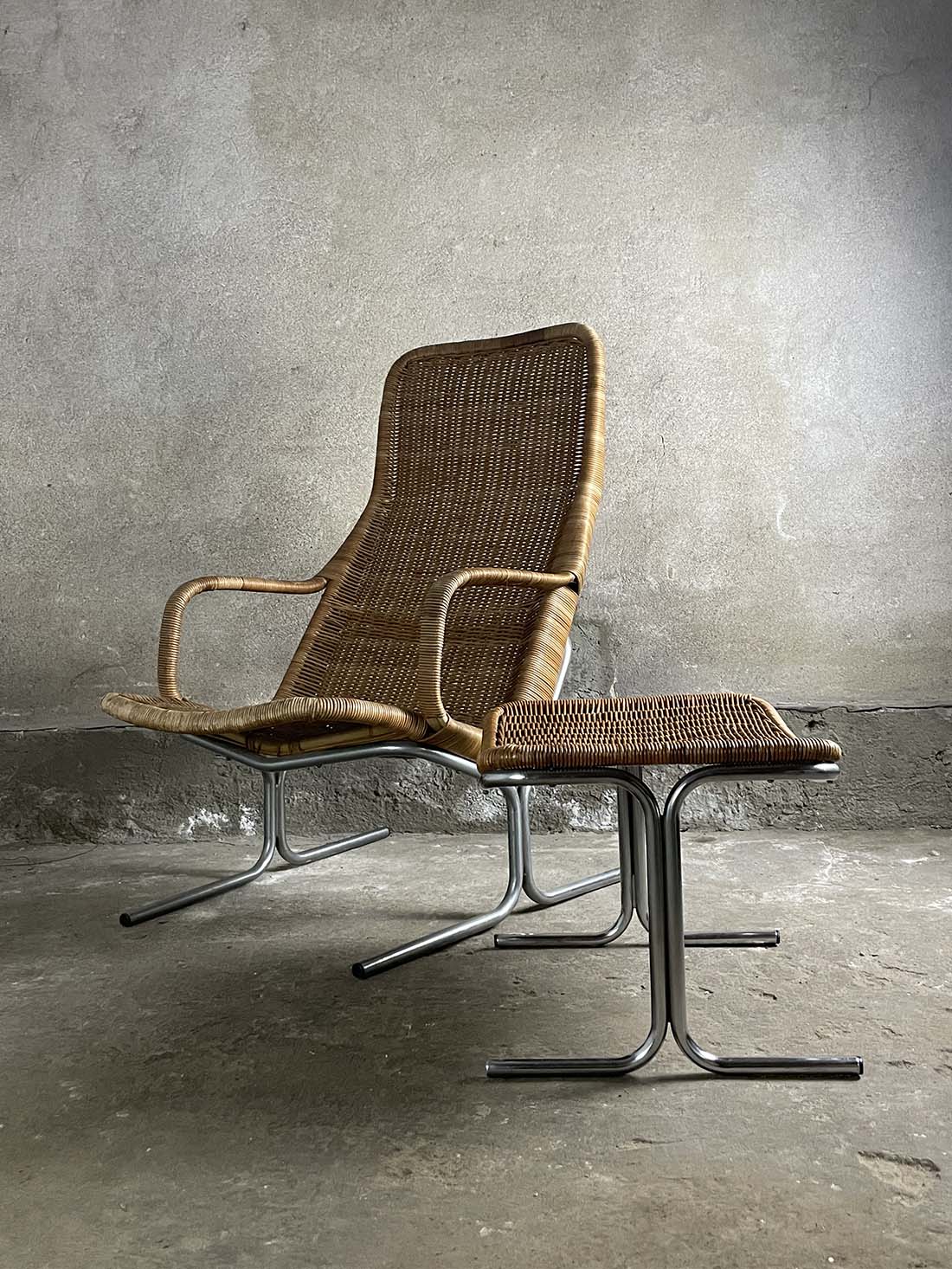 fotel z podnóżkiem nr. 514C, proj. DIRK VAN SLIEDREGT krzeslarz vintage holandia profil retro