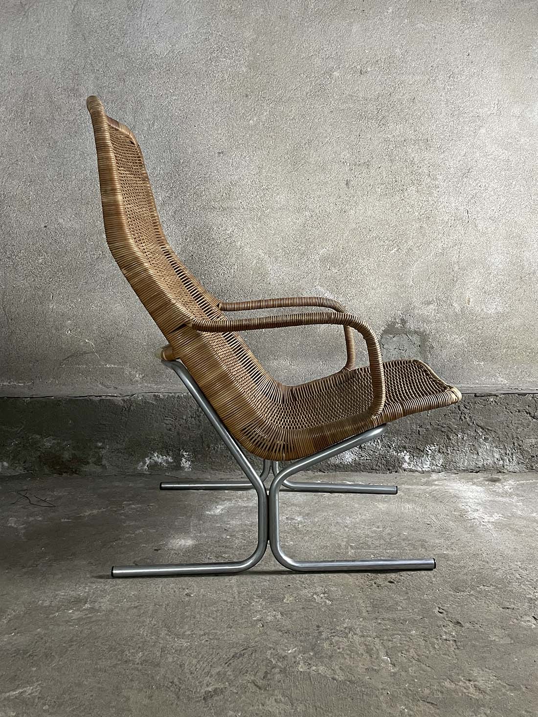 fotel z podnóżkiem nr. 514C, proj. DIRK VAN SLIEDREGT krzeslarz vintage holandia profil