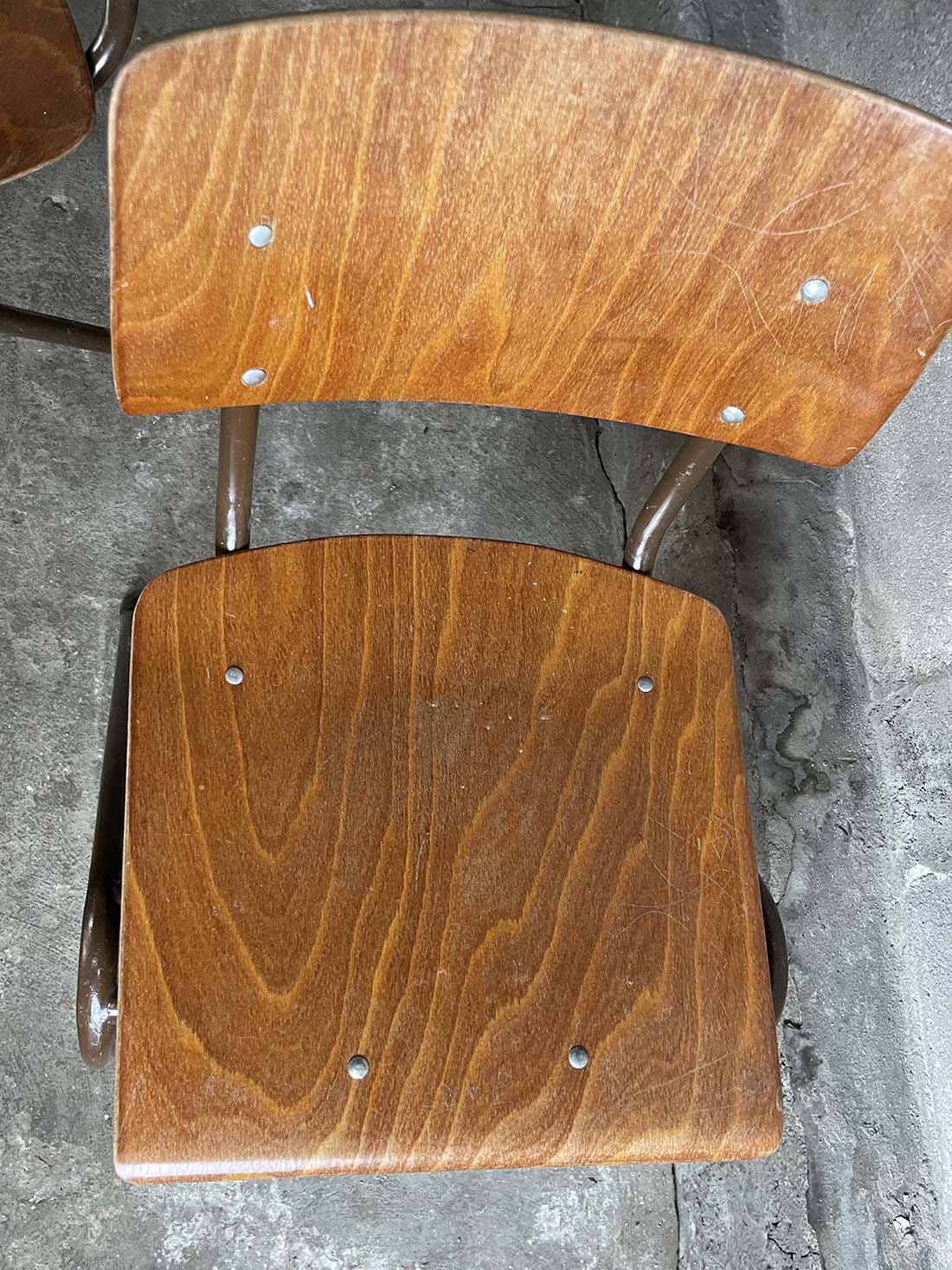 holenderskie krzesła szkolne krzseslarz marko vintage fornir