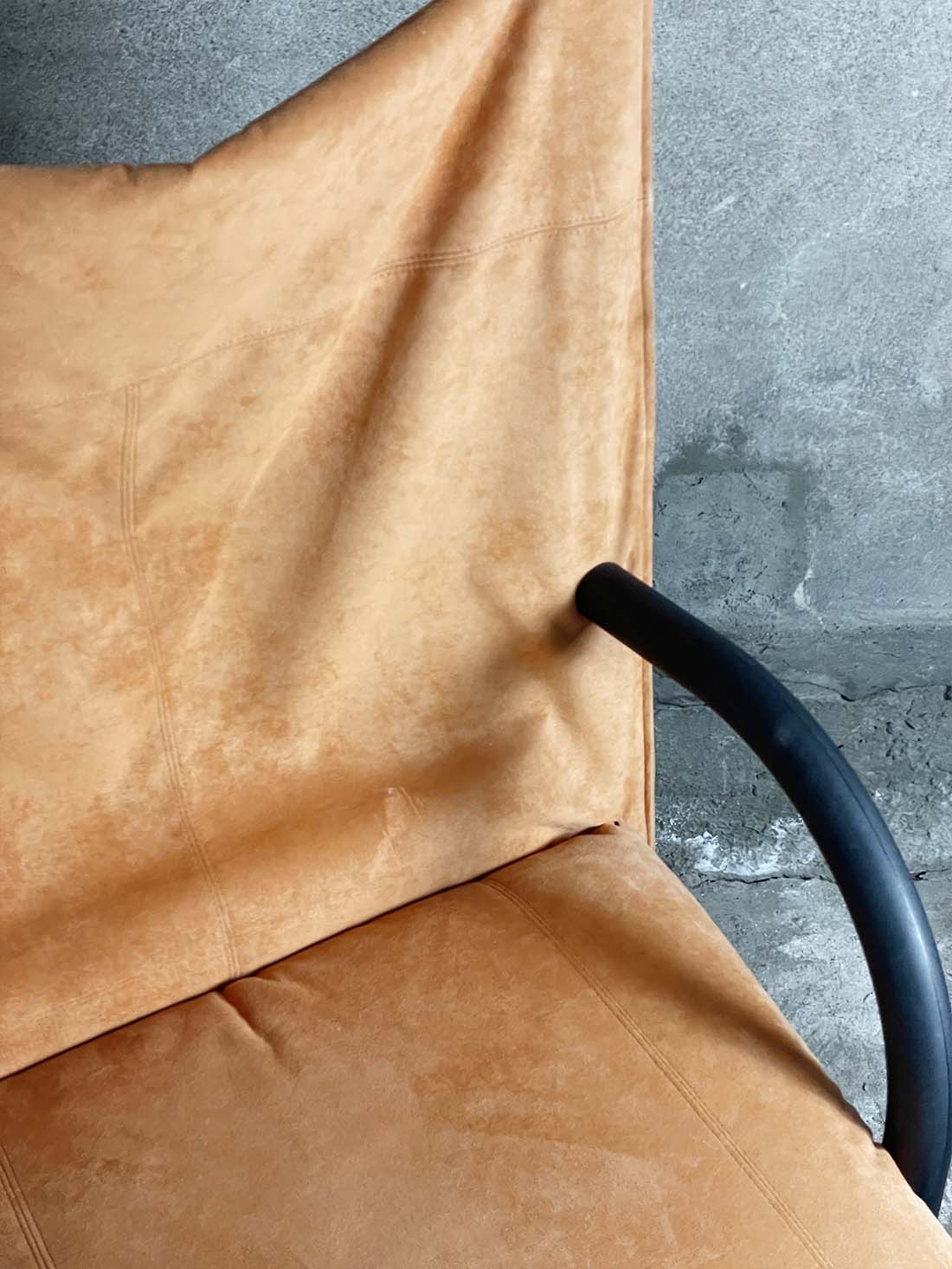 Ligne Roset pomarańczowy post modernistyczny fotel ZEN krzeslarz bok armchair vintage front tył detal