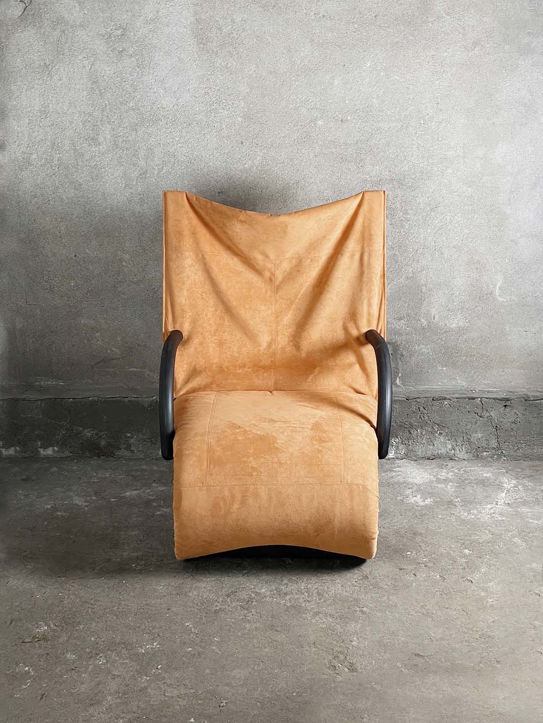 Ligne Roset pomarańczowy post modernistyczny fotel ZEN krzeslarz bok armchair vintage front