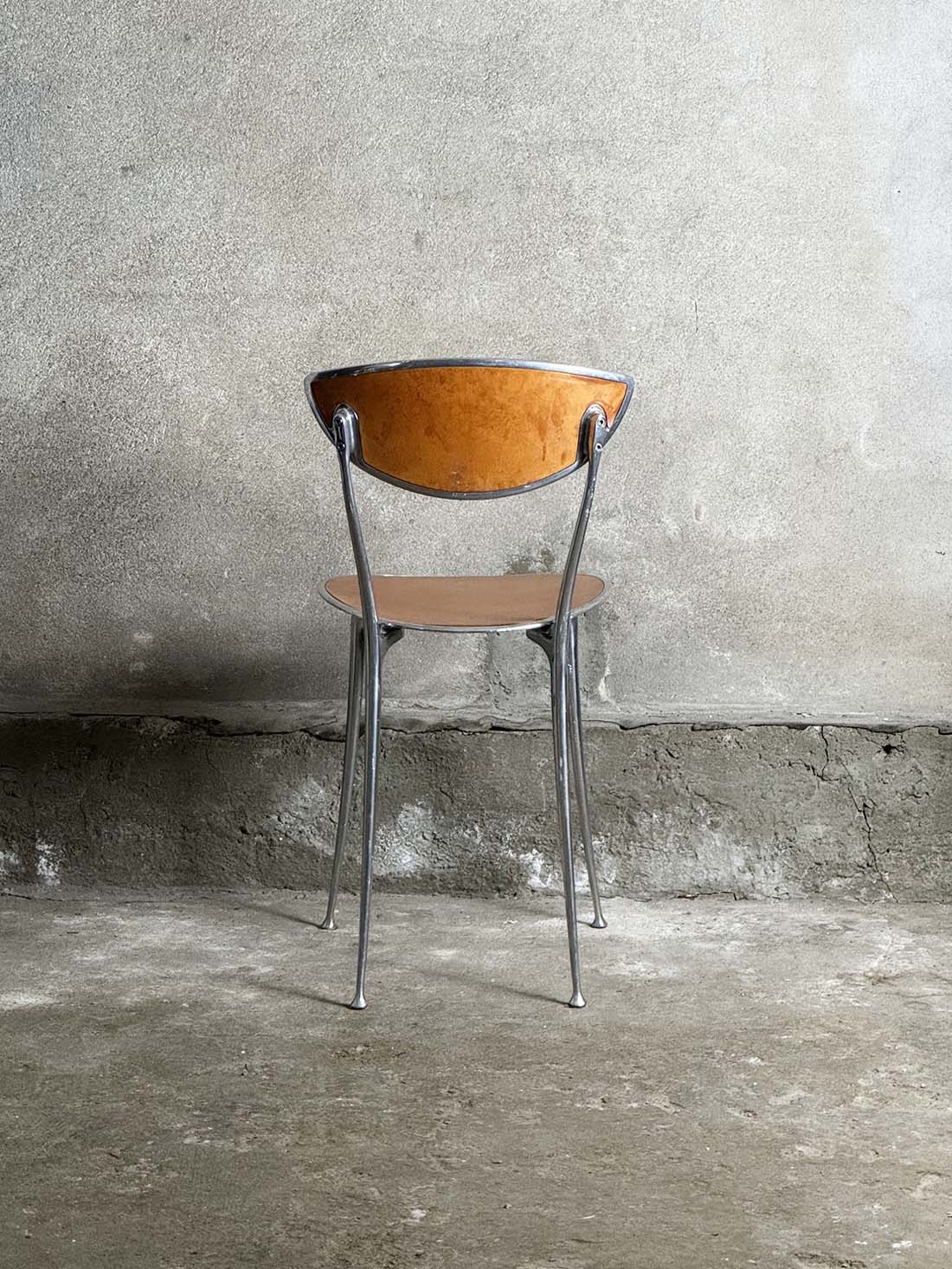 krzesło Arper aluminium vintage krzeslarz tył