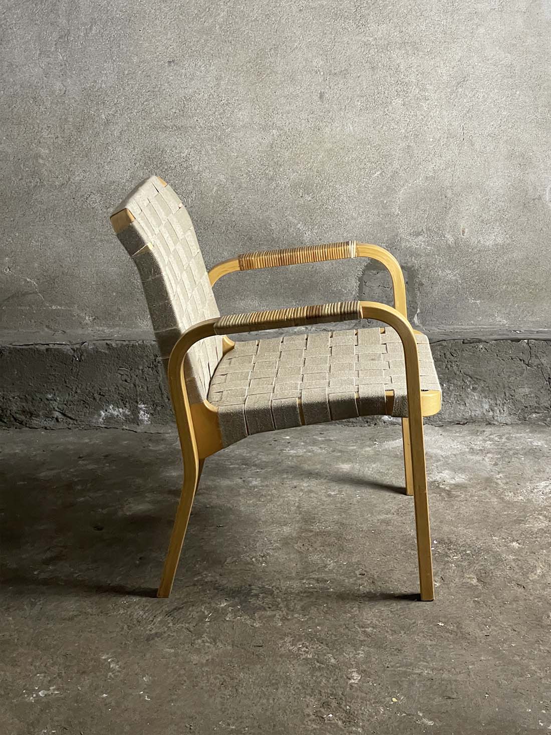 lniane krzesło nr. 45, Artek, proj. Alvar Aalto, Finlandia, bok