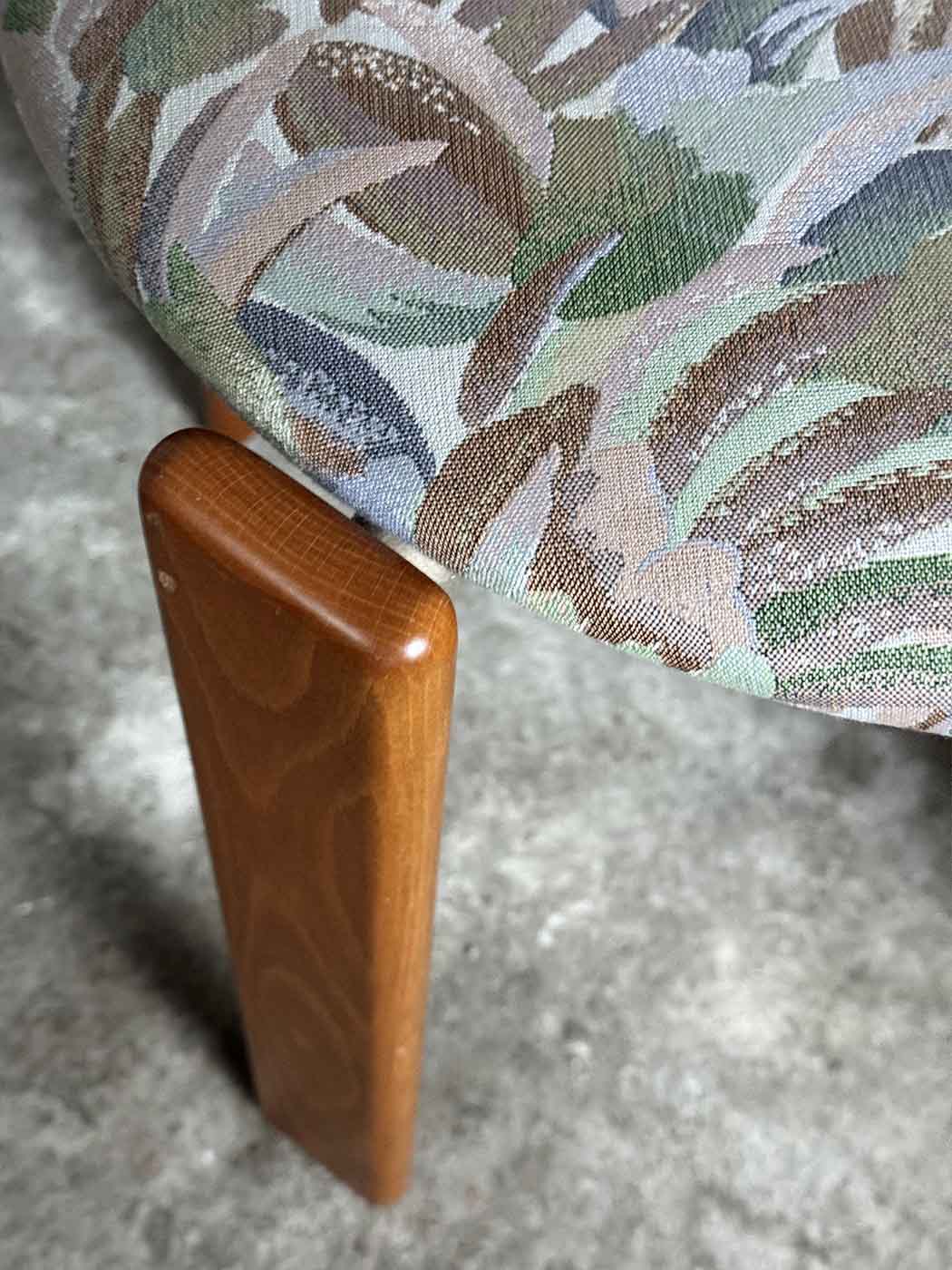 Bruno rey tapierowany postmodernistyczny krzeslarz kusch co detal 2