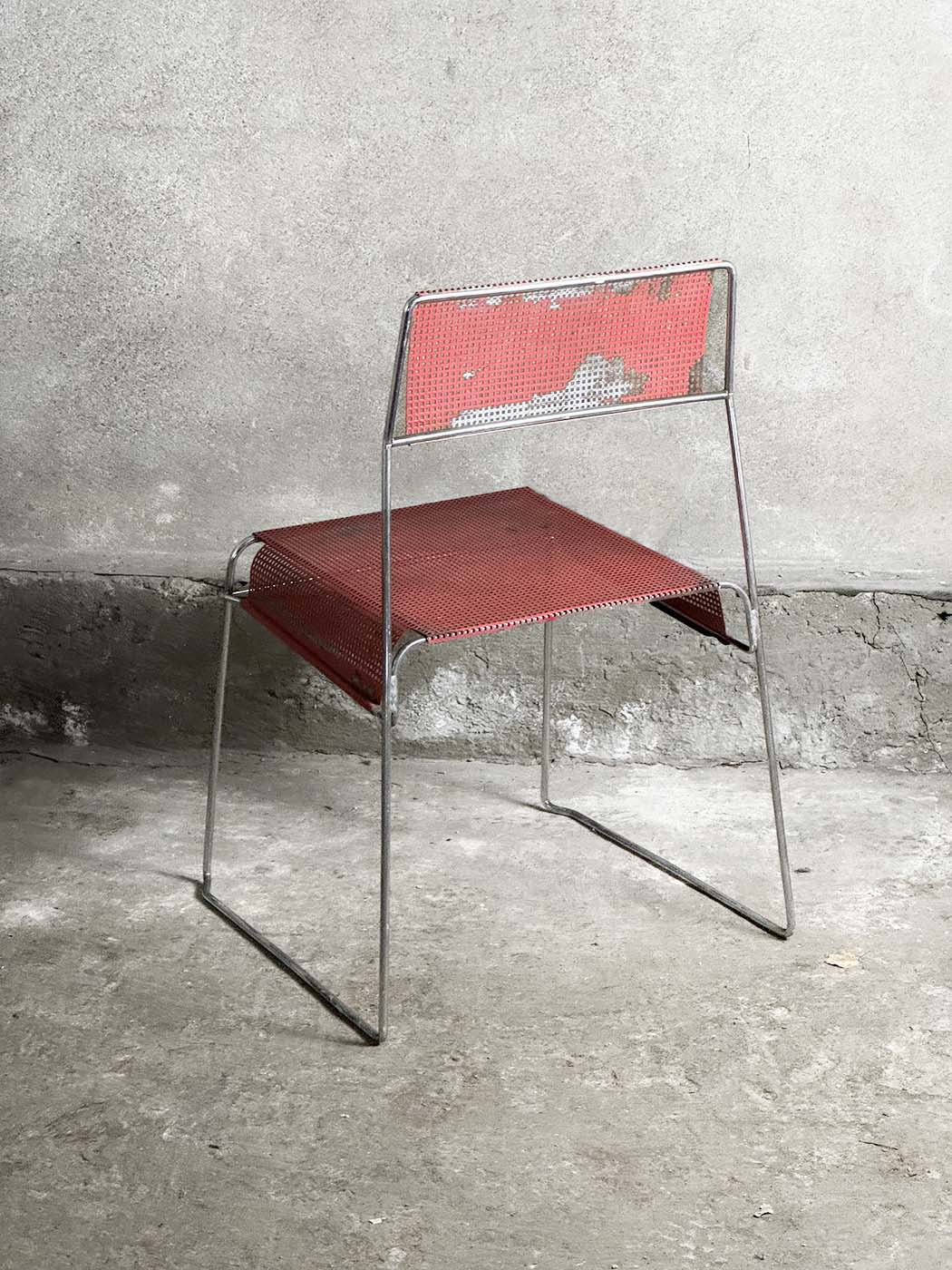 Magnus olesen czerwone krzesło siatkowe vintage industrual krzeslarz siatka detal retro