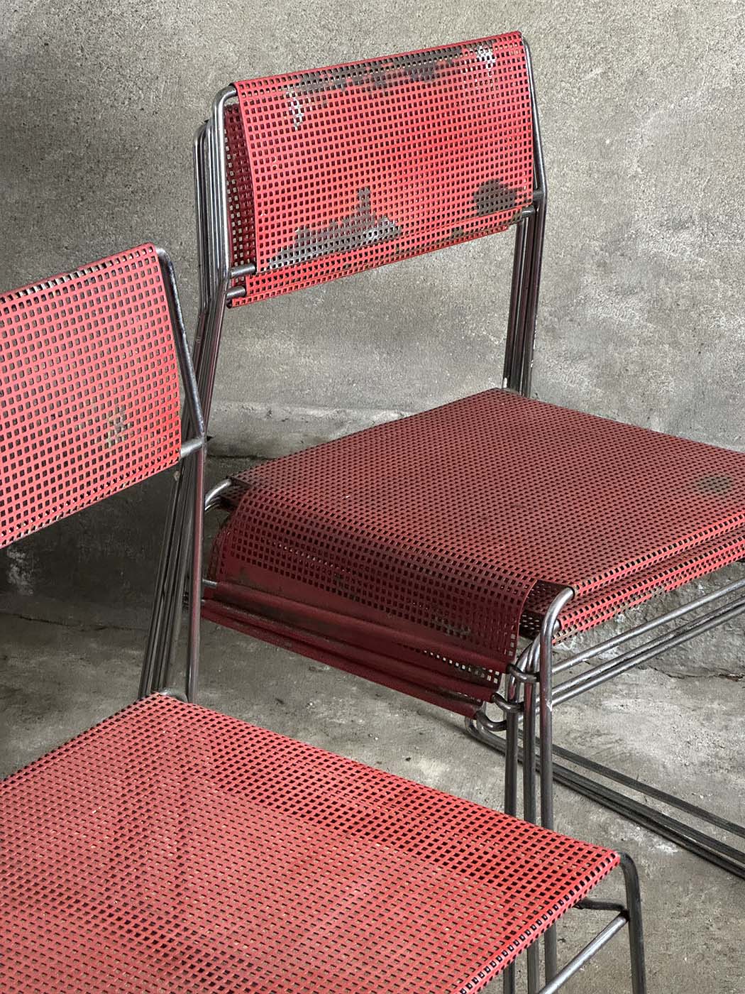 Magnus olesen czerwone krzesło siatkowe vintage industrual krzeslarz siatka detal