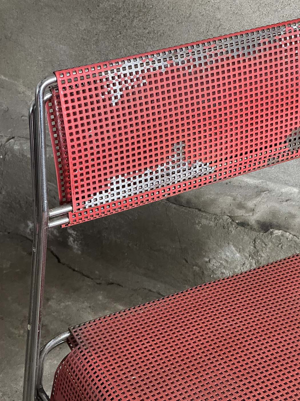 Magnus olesen czerwone krzesło siatkowe vintage industrual krzeslarz siatka
