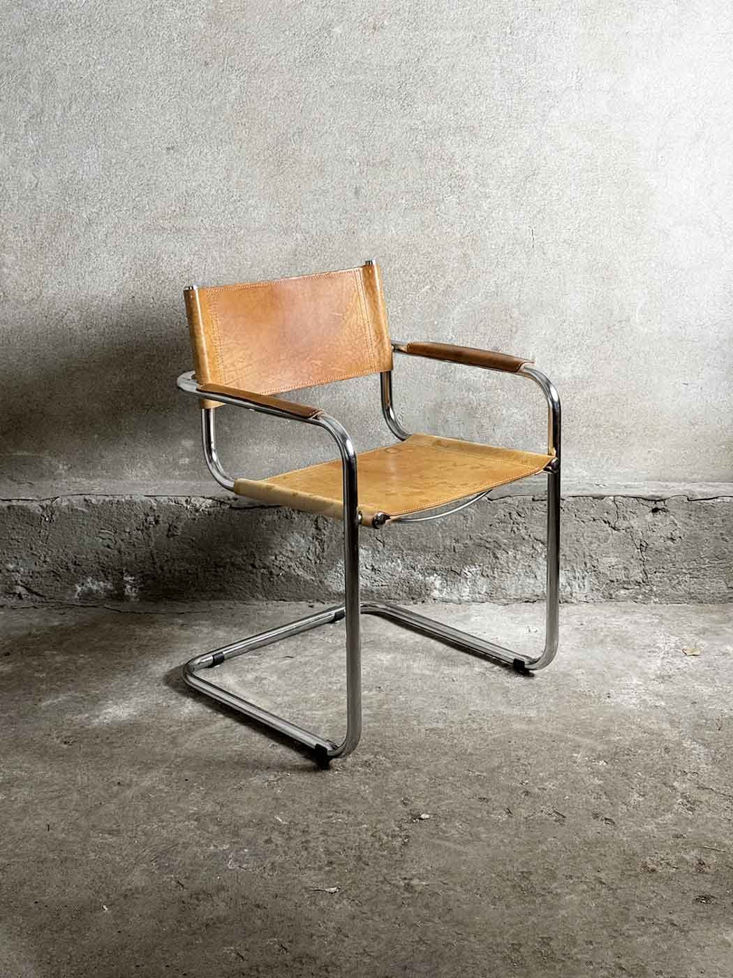 Elegancja w Minimalizmie: Krzesło S34 Marta Stama