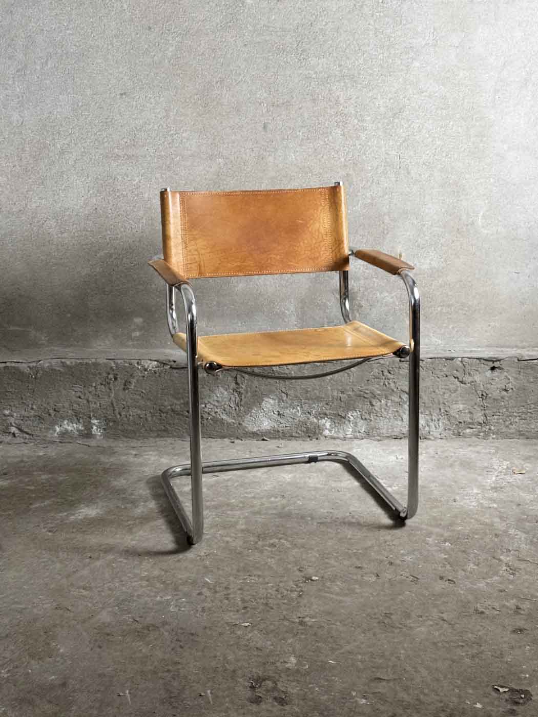 Klasyczna Elegancja Krzesła S34 od Marta Stama w Stylu Vintage