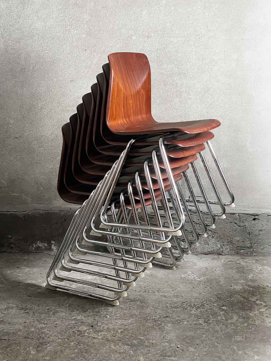 Sztaplowane, niemieckie krzesła vintage. Pagholz, Thur op seat.