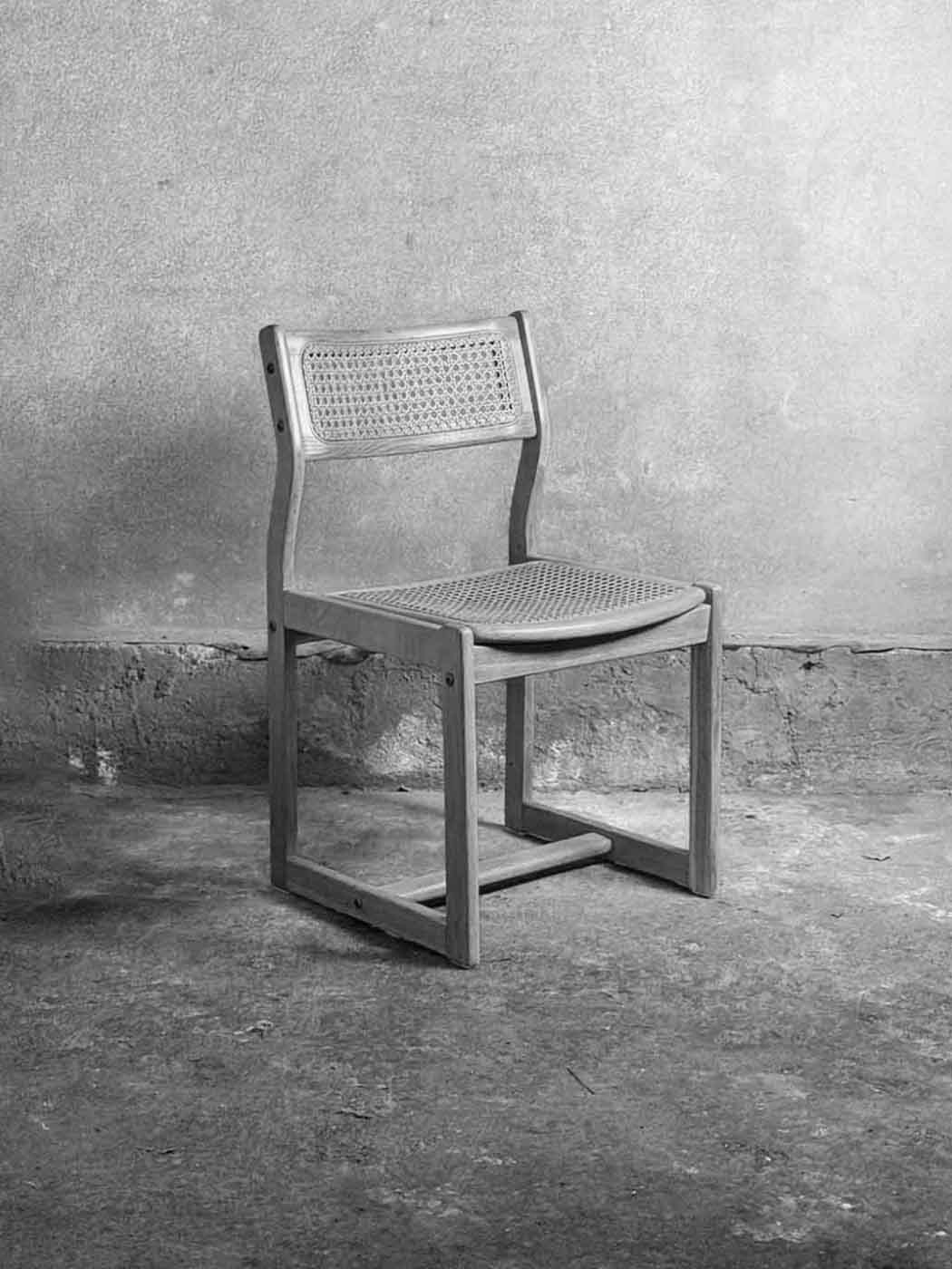 dębowe krzesła WARS, rafia, proj. Zenon Bączyk, 2 sztuki