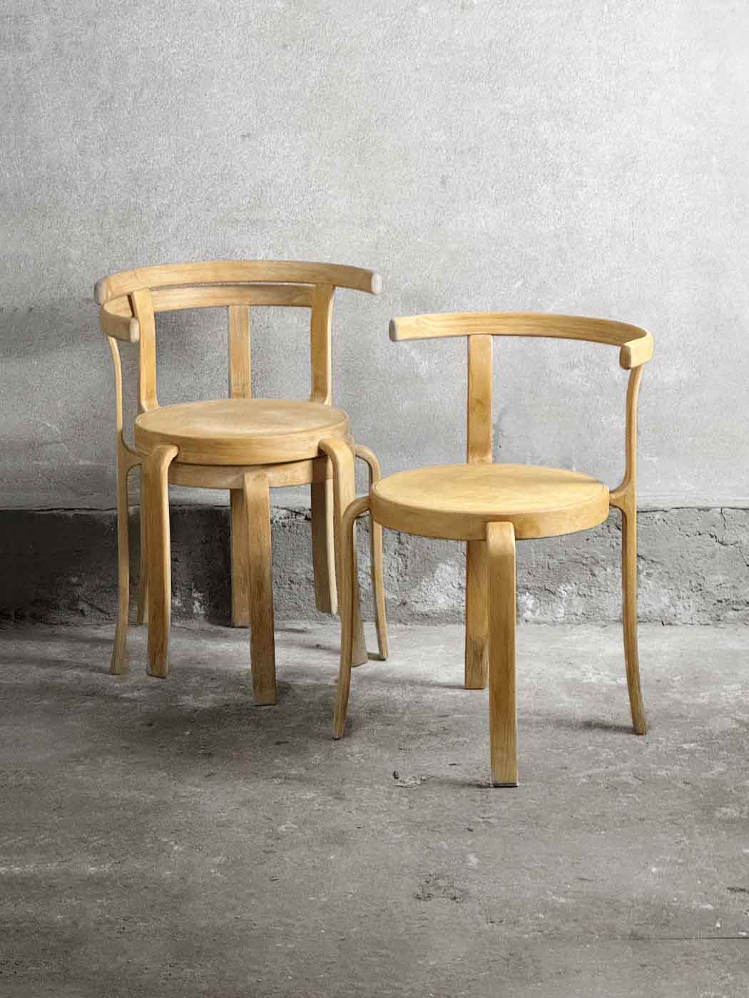 krzesła z serii 8000, Magnus Olesen, Dania, 3 sztuki