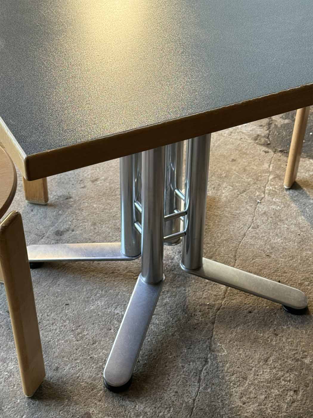 Zbliżenie na Detal Nogi Stołu Kusch+Co