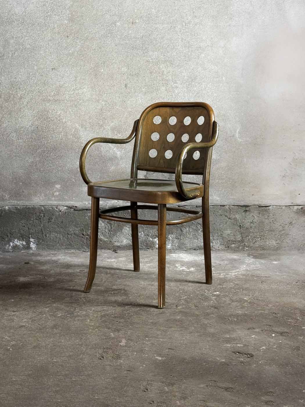 Krzesło z Podłokietnikami B-6010, Projekt Hoffmann i Haerdt