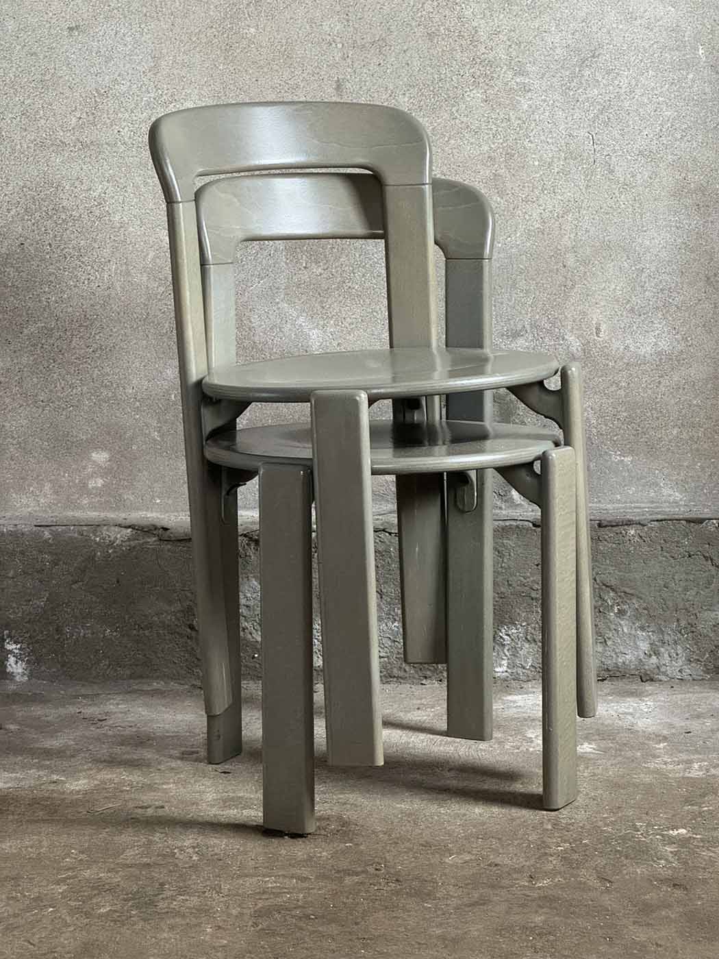 Dwa krzesła Rey 3300, zaprojektowane przez Bruno Rey, w oryginalnym szaro-zielonym wybarwieniu, sztaplowane.