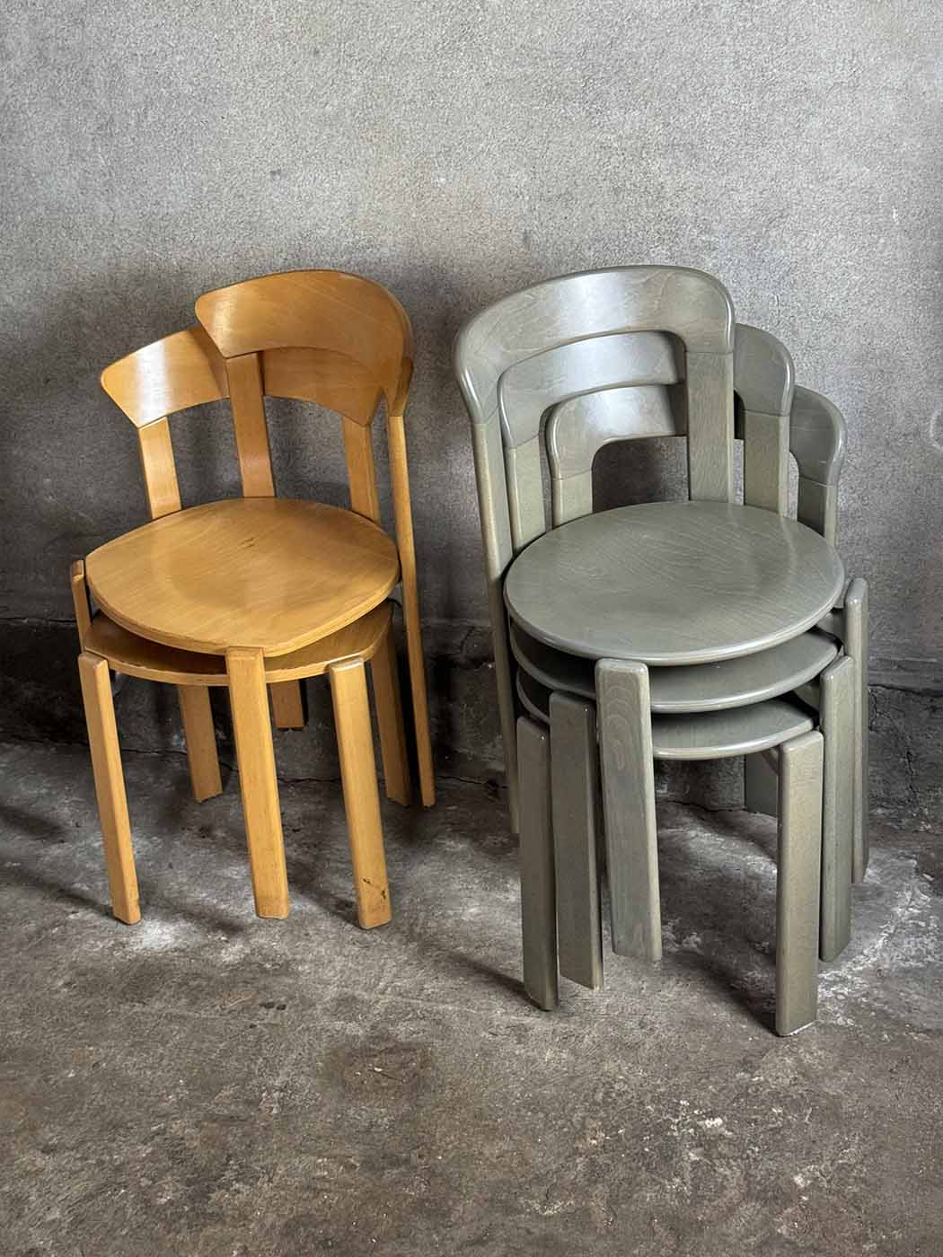 Cztery sztaplowane krzesła Rey 3300, zaprojektowane przez Bruno Rey, w oryginalnym szaro-zielonym wybarwieniu.