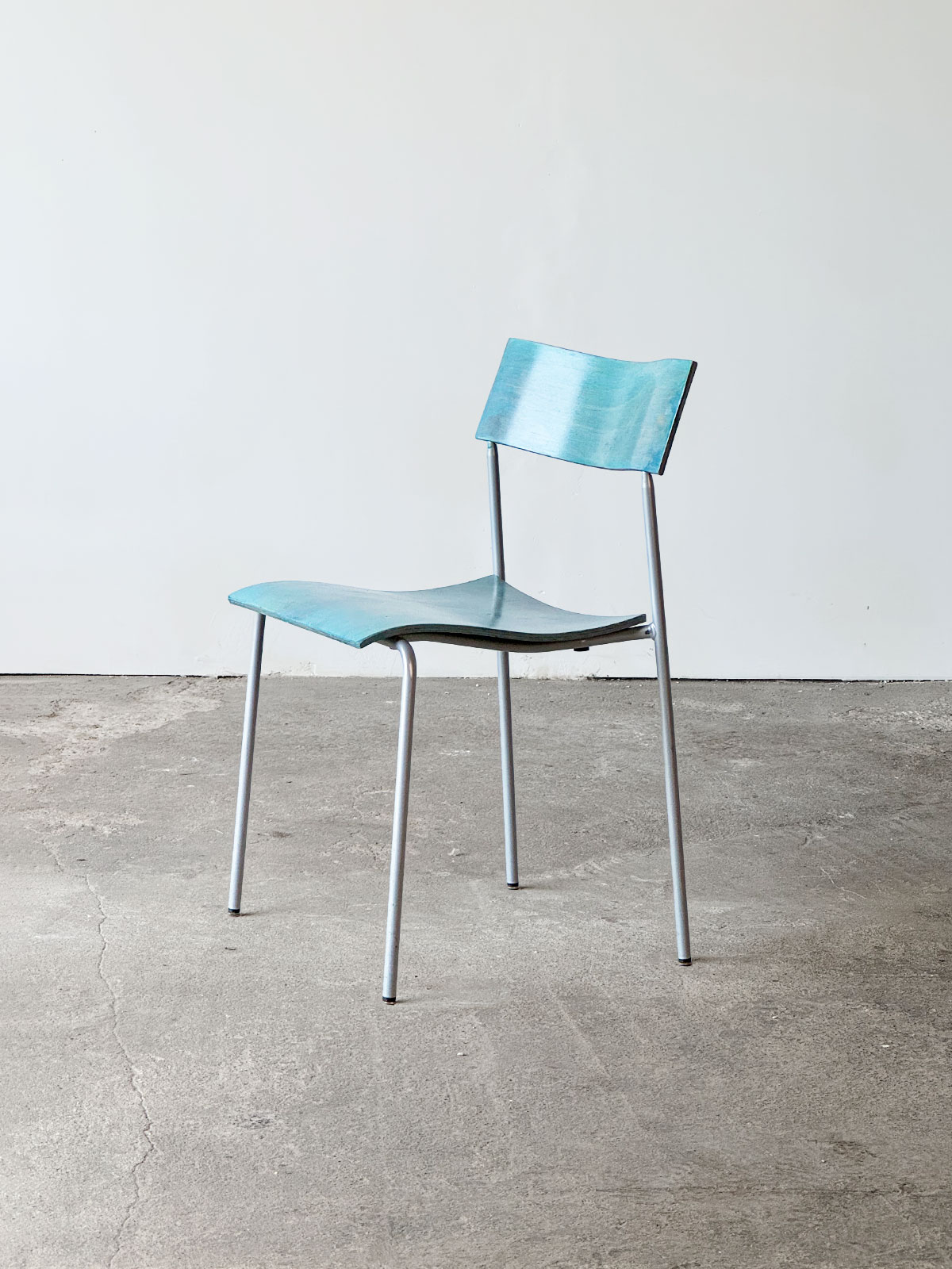 Krzesło "Campus" z błękitnym siedziskiem i szarą stalową ramą, widok z perspektywy, projekt Johannesa Foersoma i Petera Hiort Lorenza.