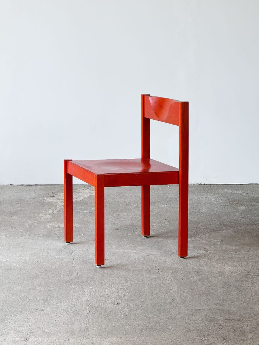 czerwone krzesło Santo, proj. Edlef Bandixen, Dietiker, Szwajcaria