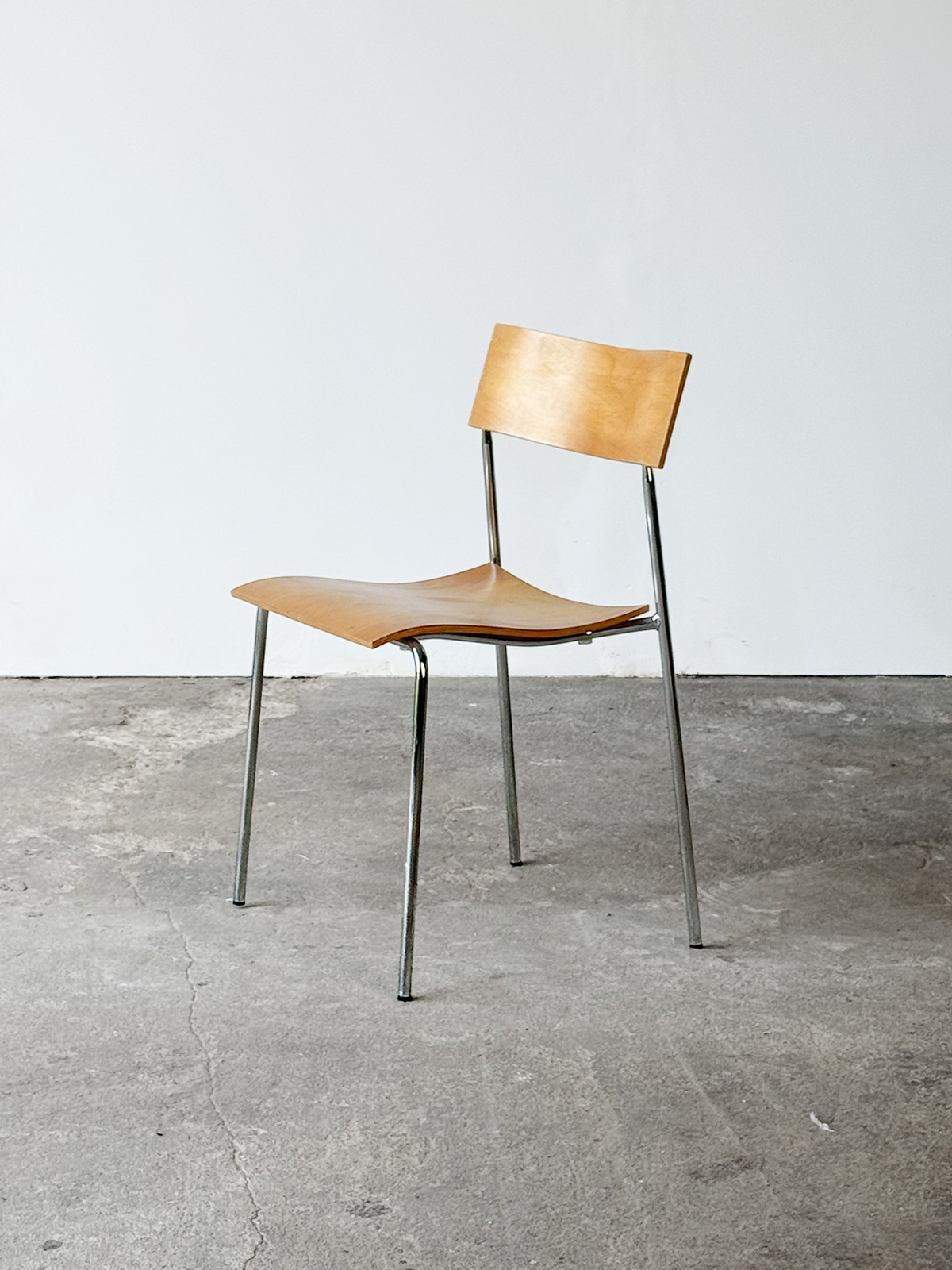 Krzesło "Campus" z naturalnej sklejki i chromowaną ramą, projekt Johannesa Foersoma i Petera Hiort Lorenza.