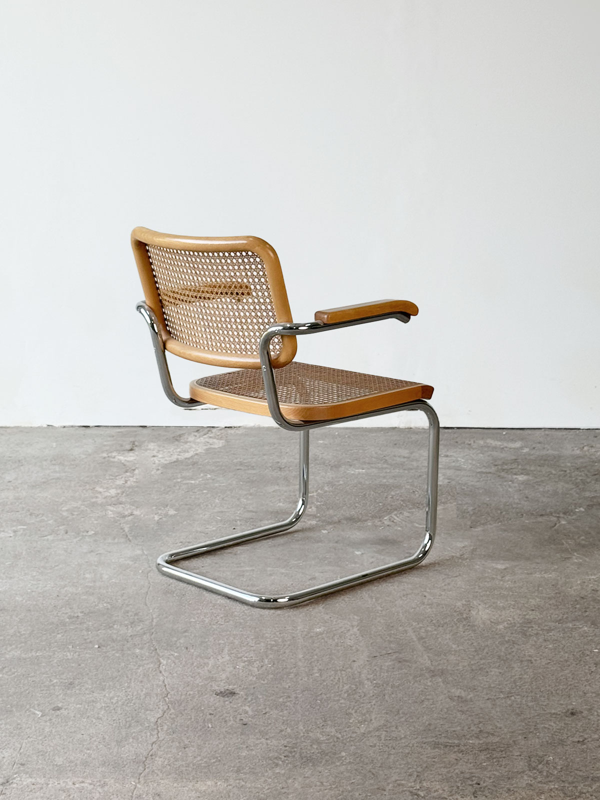 Krzesło B64 „Cesca” z chromowaną ramą i rattanowym oparciem, widok od tyłu, zaprojektowane przez Marcela Breuera.