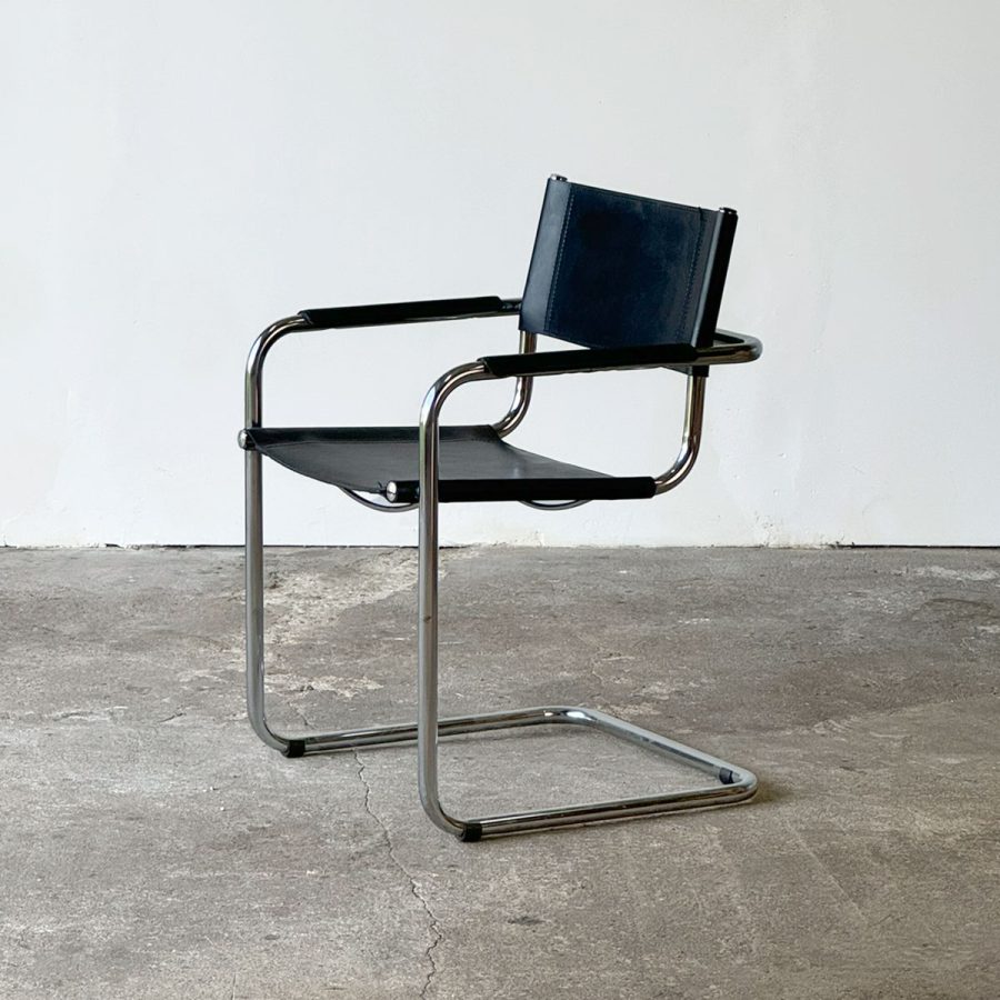 Krzesło S34 zaprojektowane przez Marta Stama, widok z przodu, z czarnym skórzanym siedziskiem i chromowaną ramą.
