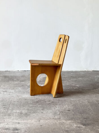 Drewniane krzesło w stylu brutalistycznym zaprojektowane przez Gilberta Marklunda, wyprodukowane przez Furusnickarn AB.