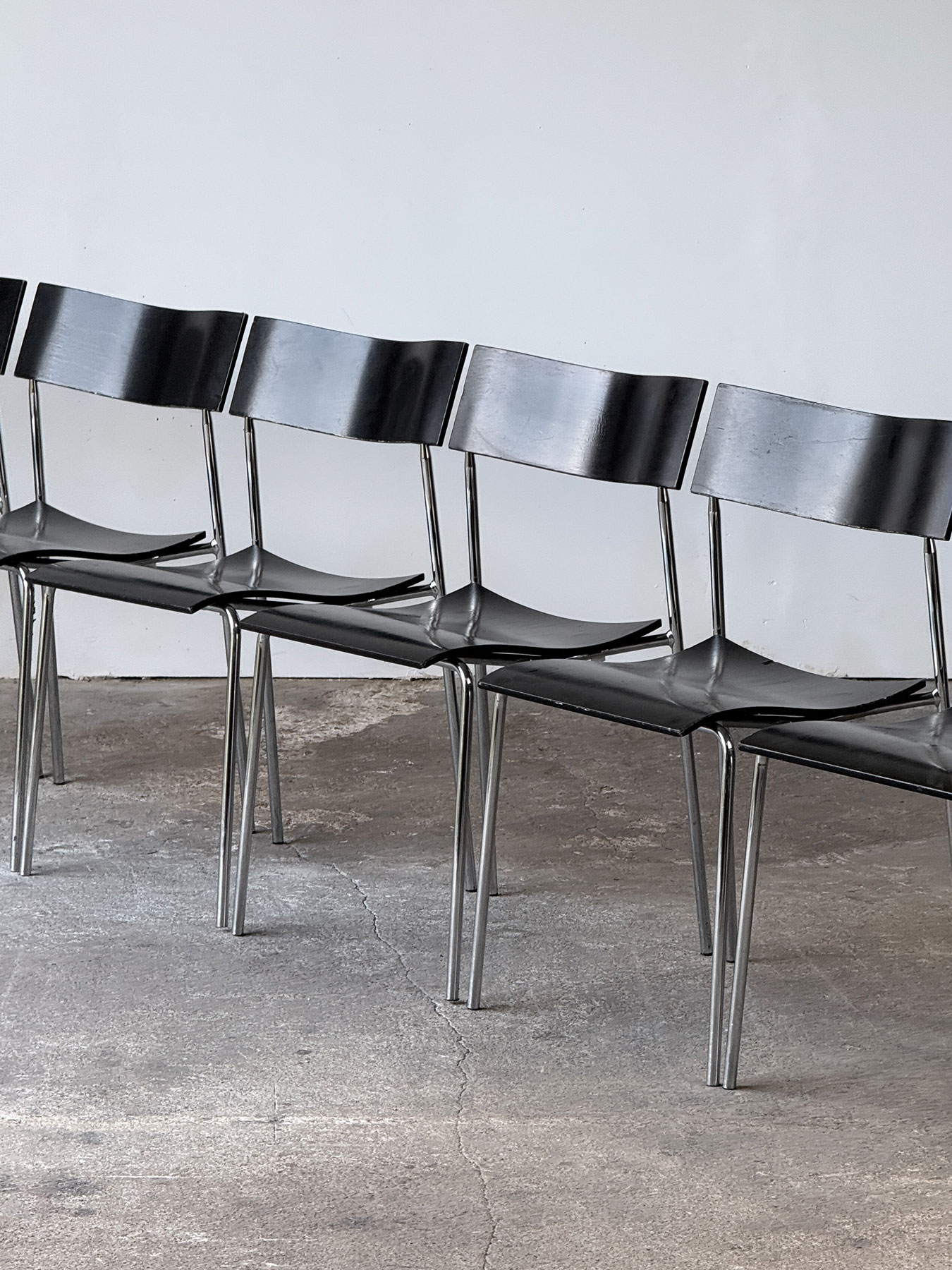 Rząd krzeseł „Campus” z czarnej sklejki, chromowana rama, projekt Lammhults