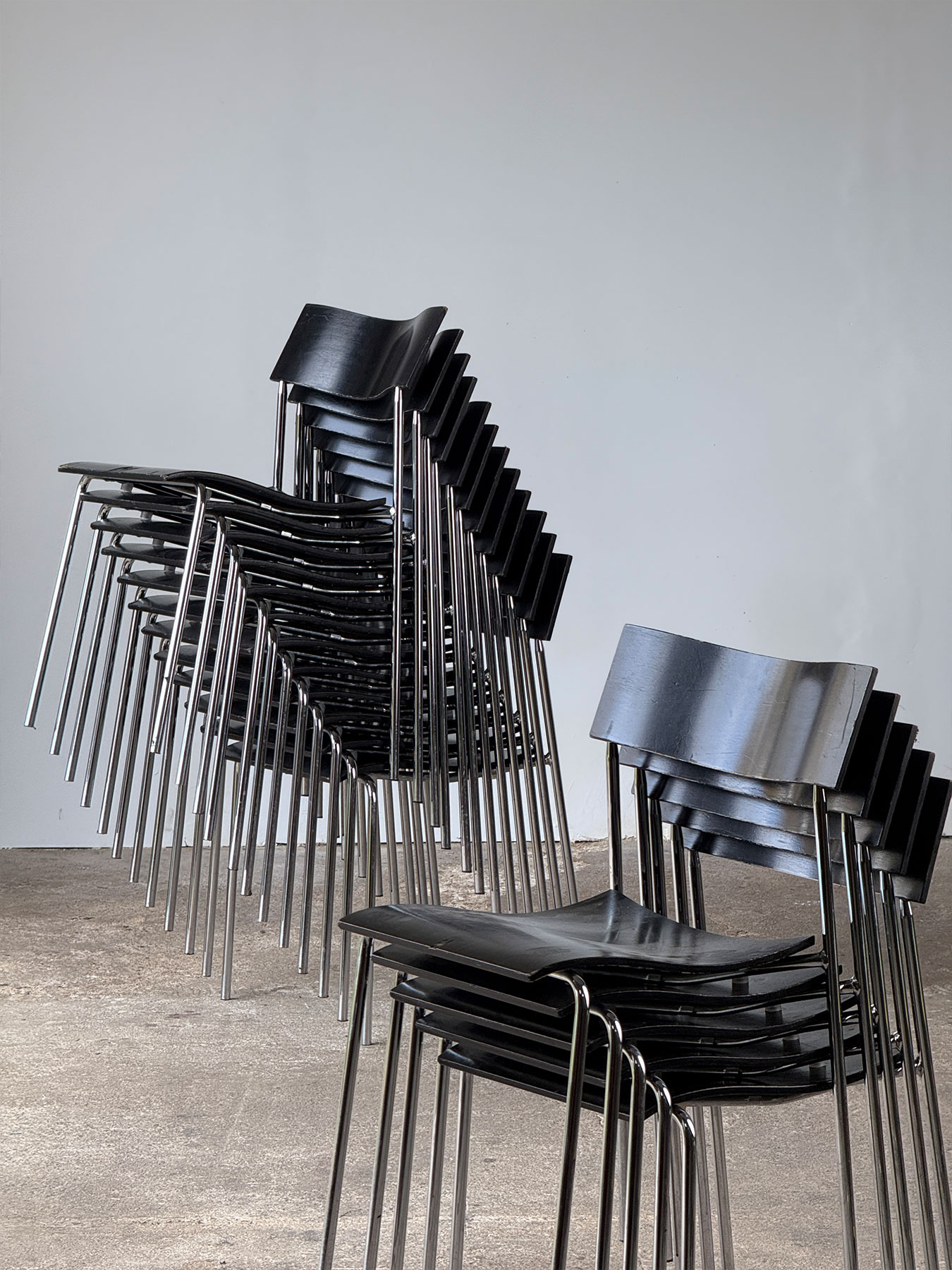 Sztaplowane krzesła „Campus”, sklejka pokryta czarnym lakierem, projekt Lammhults