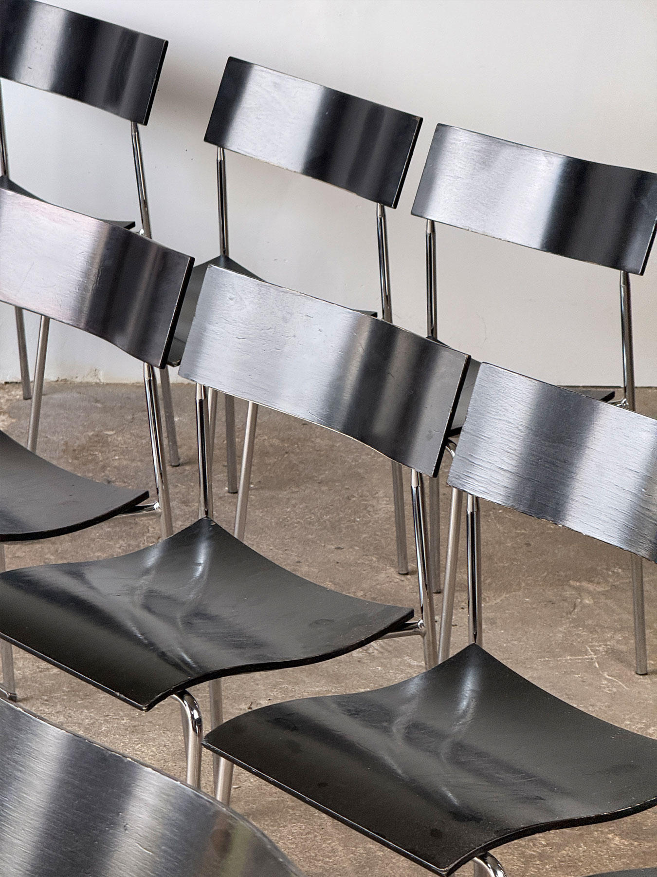 Dwa rzędy krzeseł „Campus” z czarnej sklejki, minimalistyczny design, Lammhults