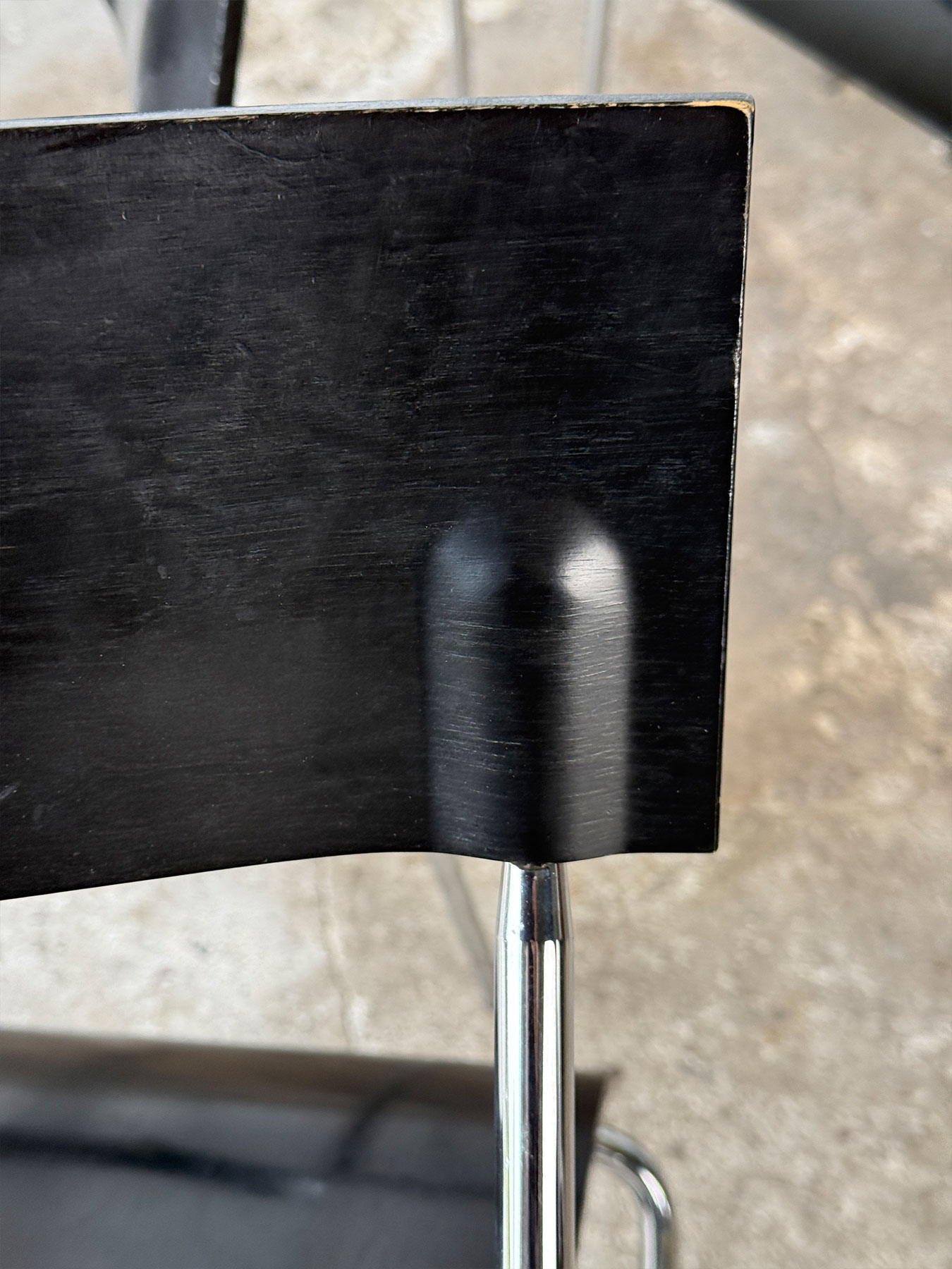 Detal oparcia krzesła „Campus” z czarnej lakierowanej sklejki, projekt Foersom i Hiort-Lorenzen