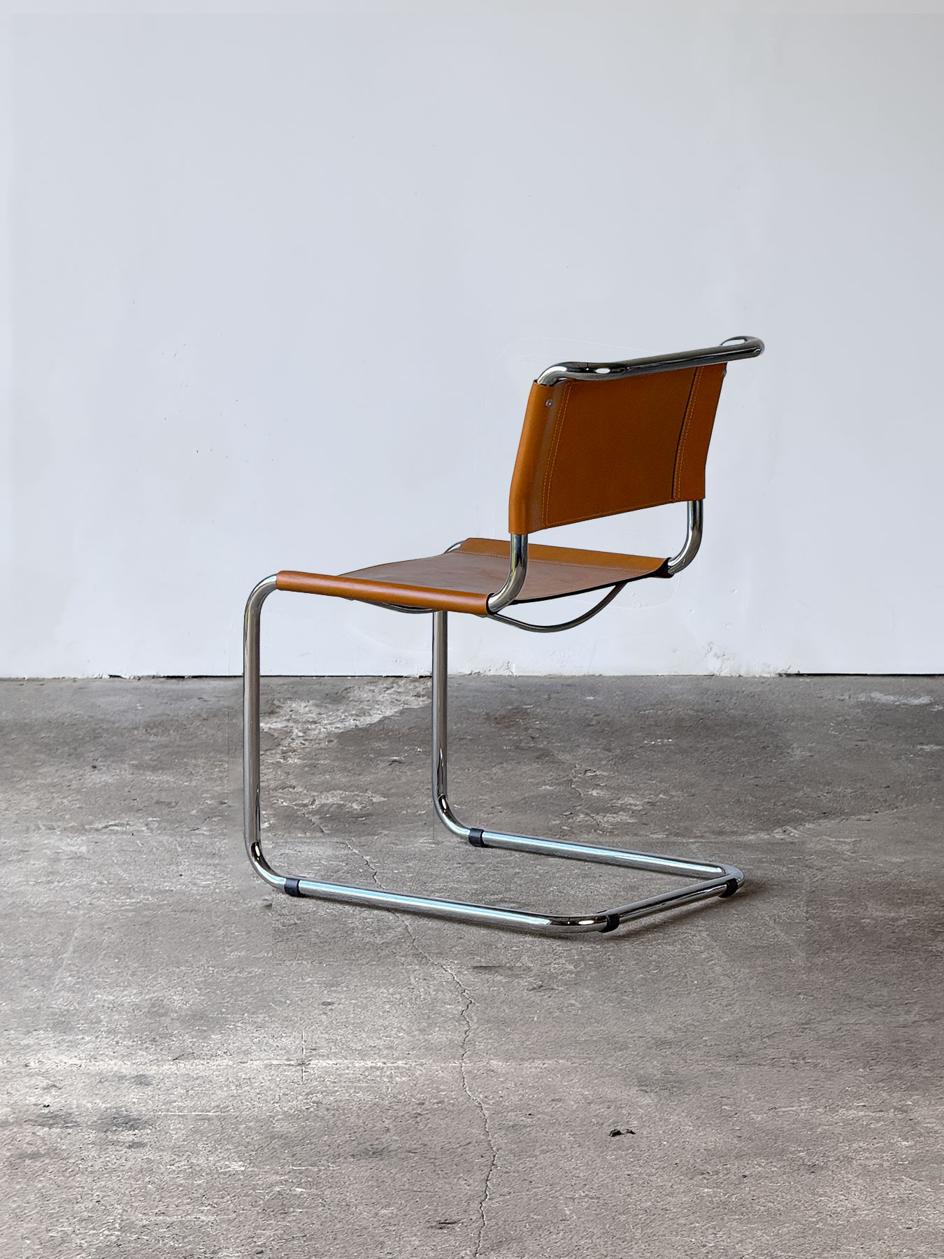 Krzesło S33, widok tyłem, brązowa skóra i chromowana rama, styl Bauhaus