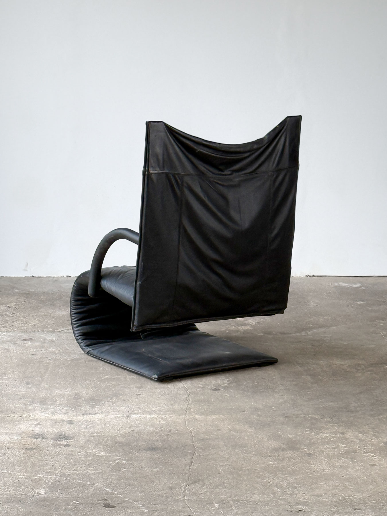 Fotel Zen Claude’a Brissona, widok od tyłu, czarna skóra naturalna