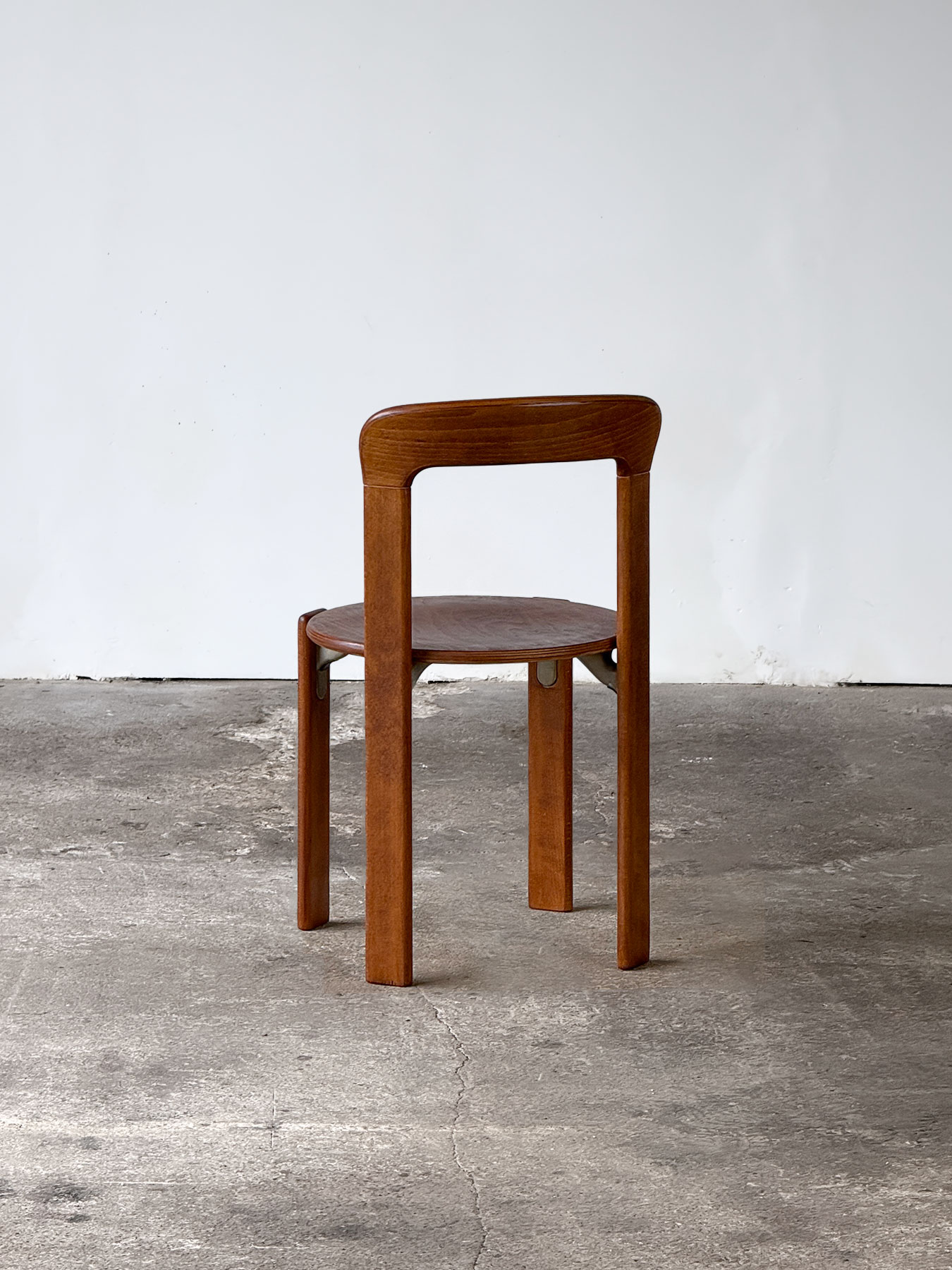 Krzesło Rey 3300 widok tyłem, lite drewno bukowe, projekt Bruno Rey